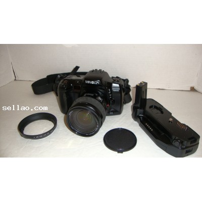 MINOLTA MAXXUM 700 SI WITH LENS/ WITH HOOD AND LENS CAP & BATTERY GRIP