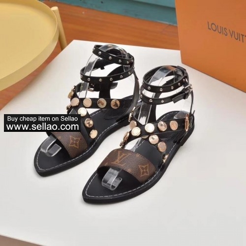 The latest Louis Vuitton ladies high-top rivet decorative flat sandals LEATHER  SLIPPERS